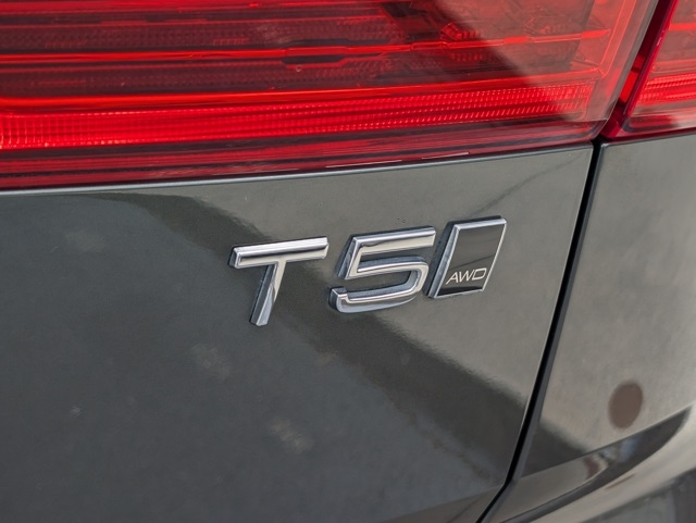 2019 Volvo XC60 T5 Momentum photo 29