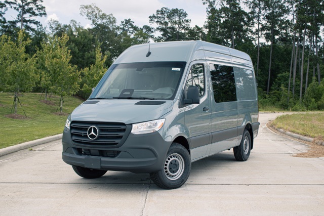 2025 Mercedes-Benz Sprinter Crew Van Base's photo