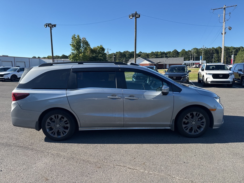 2025 Honda Odyssey Touring photo 2