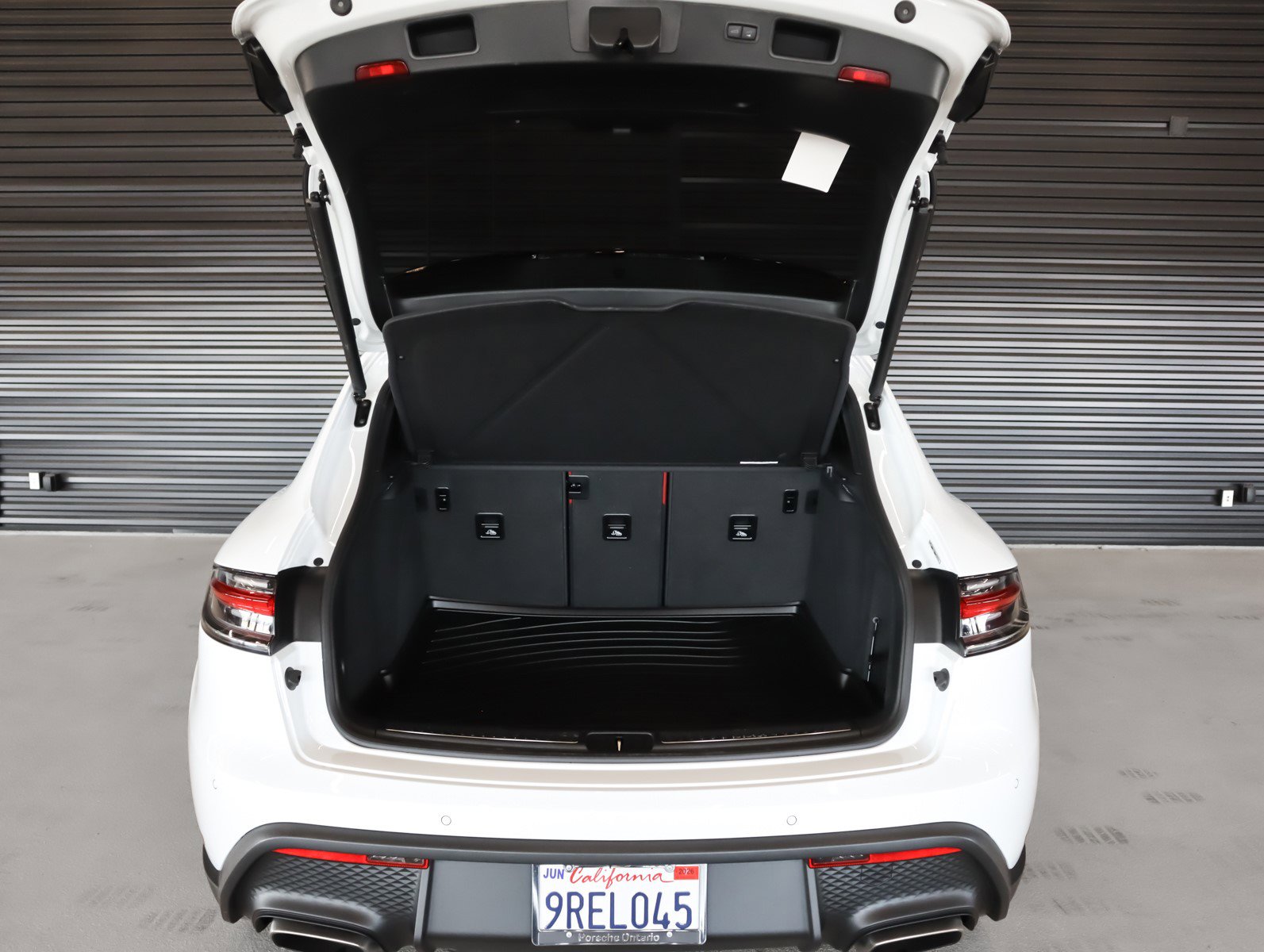 2025 Porsche Macan T photo 27