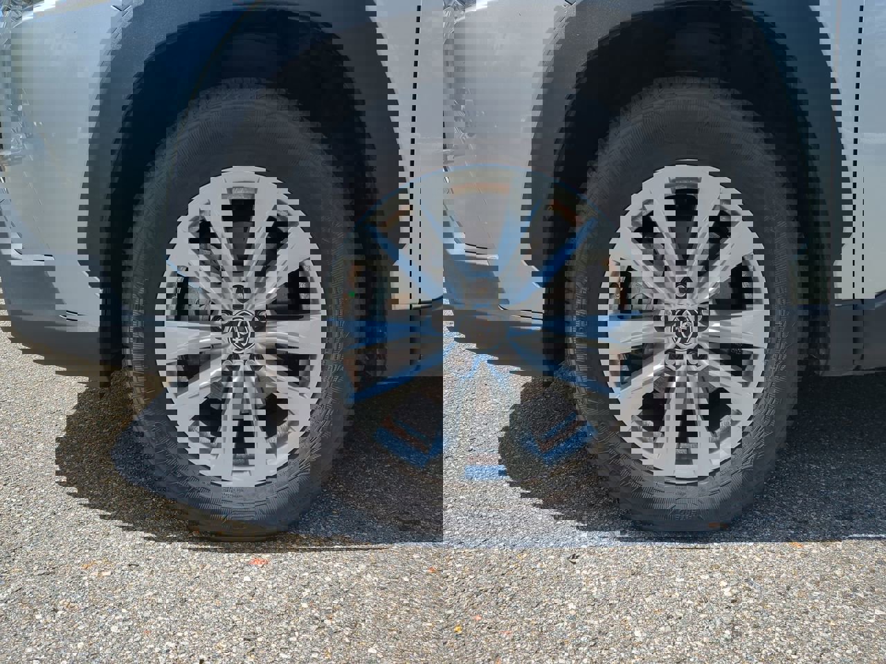 2022 Toyota Corolla Cross LE photo 6