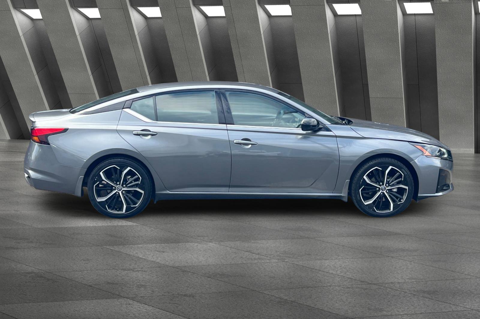 2023 Nissan Altima SR photo 2