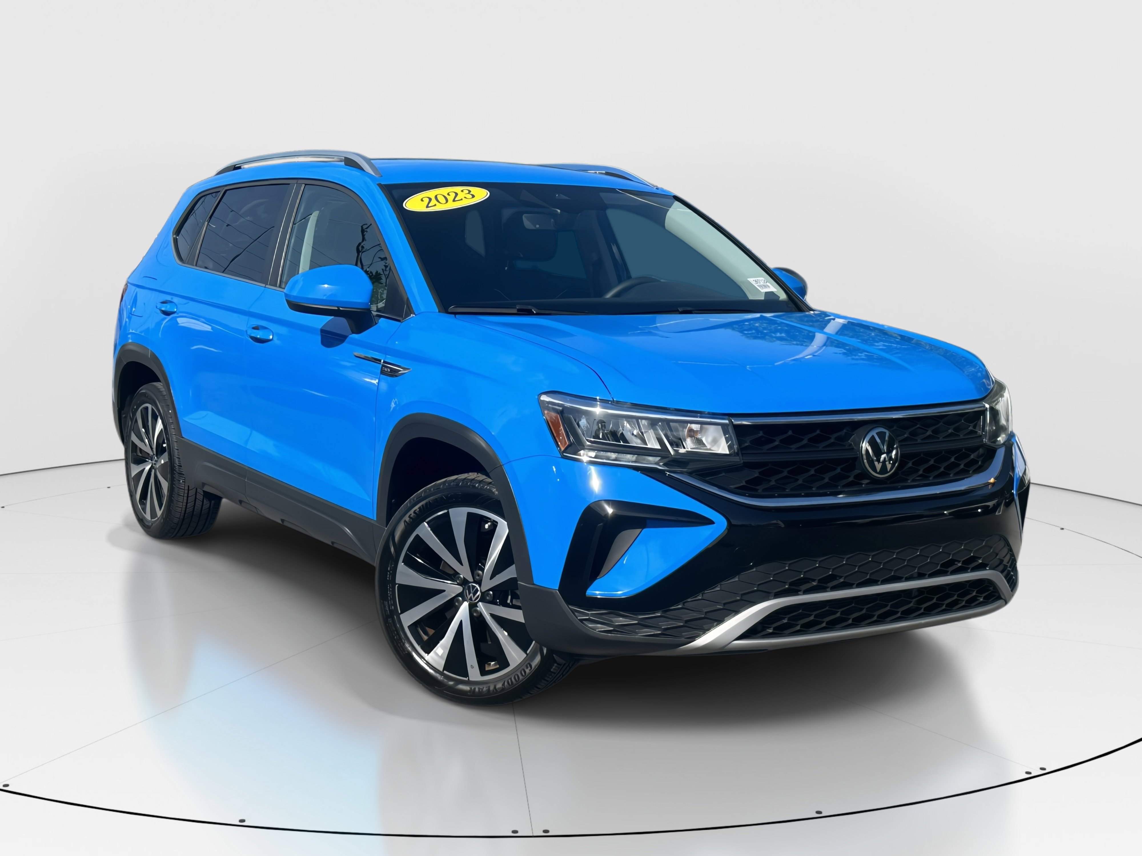 2023 Volkswagen Taos SE photo 2