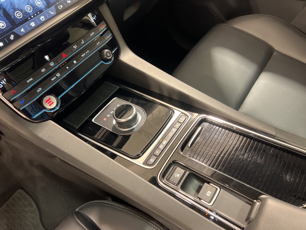 2019 Jaguar F-PACE Premium photo 16