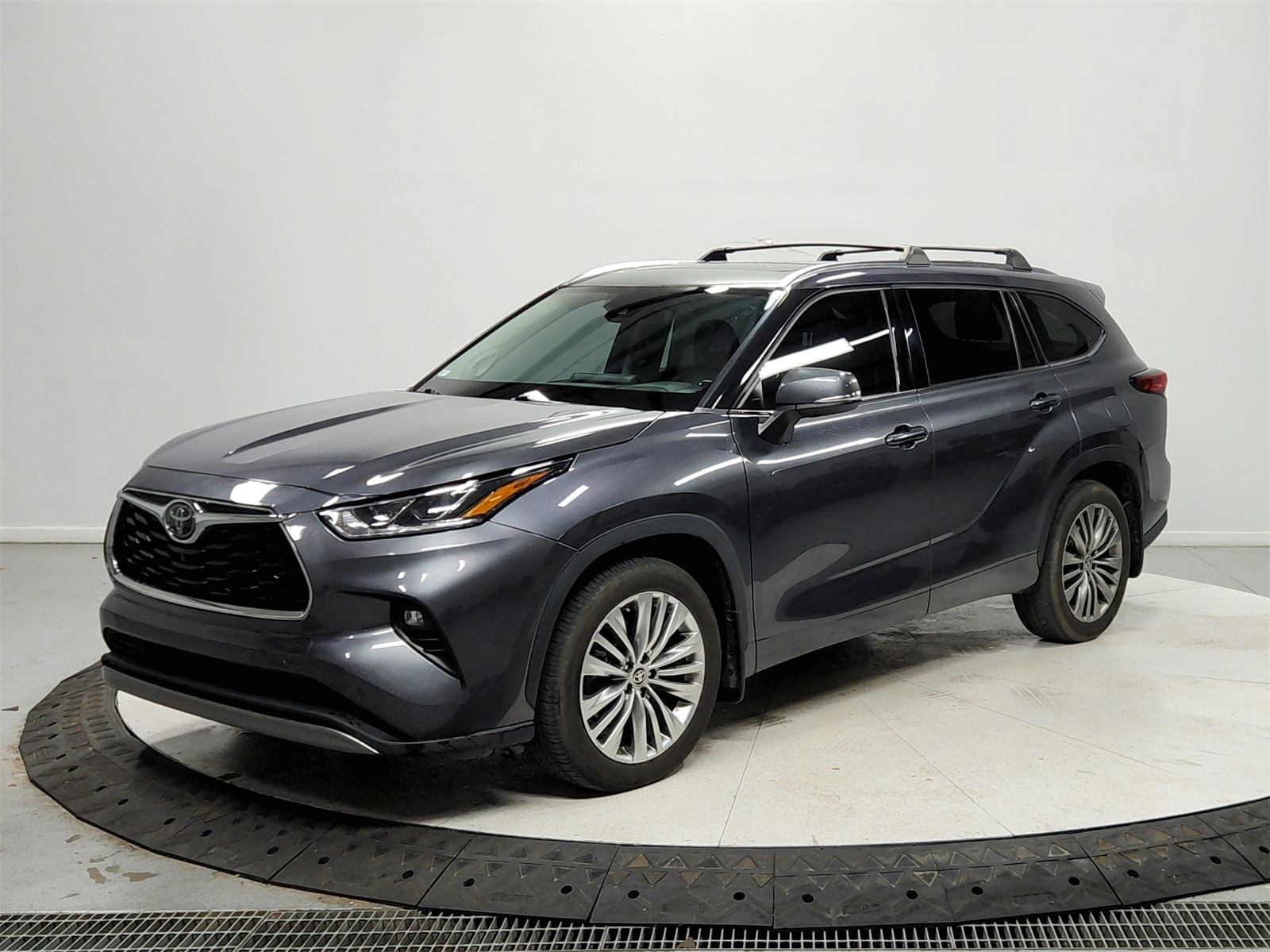 2020 Toyota Highlander Platinum photo 2