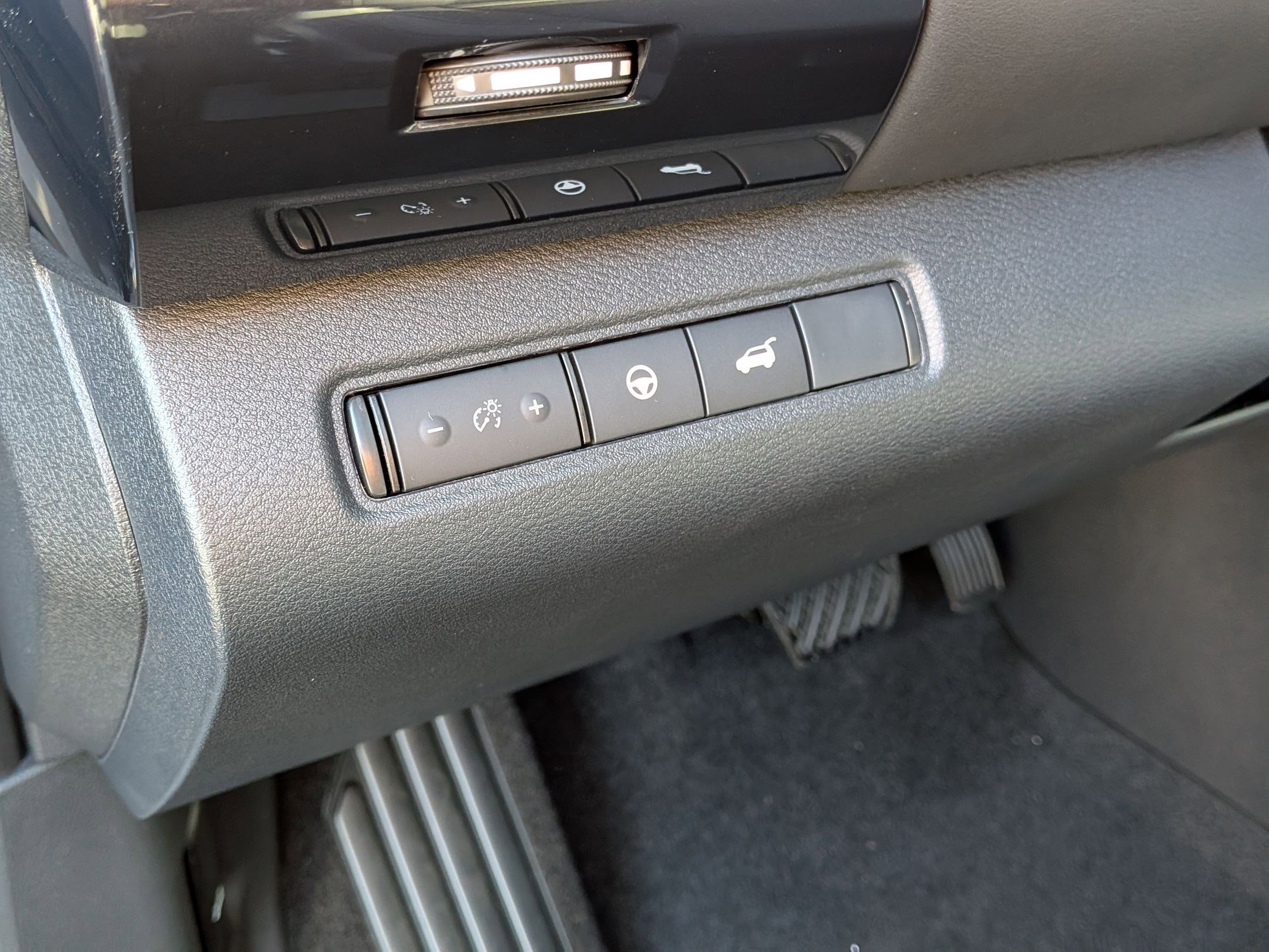 2025 Nissan Pathfinder SV photo 13