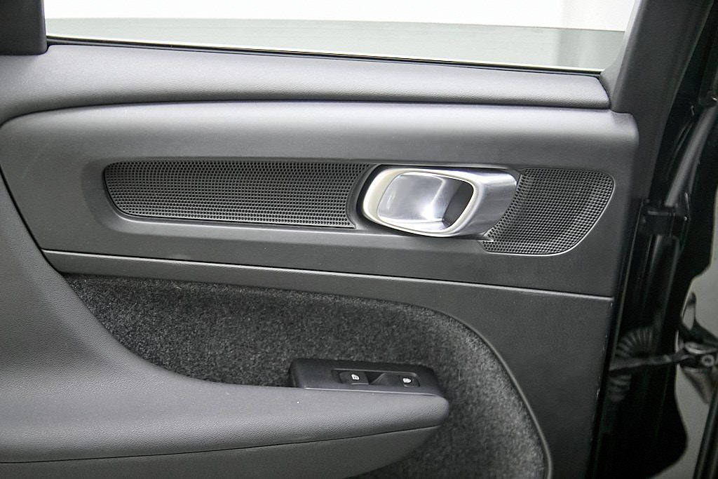 2023 VOLVO XC40 - Image 19