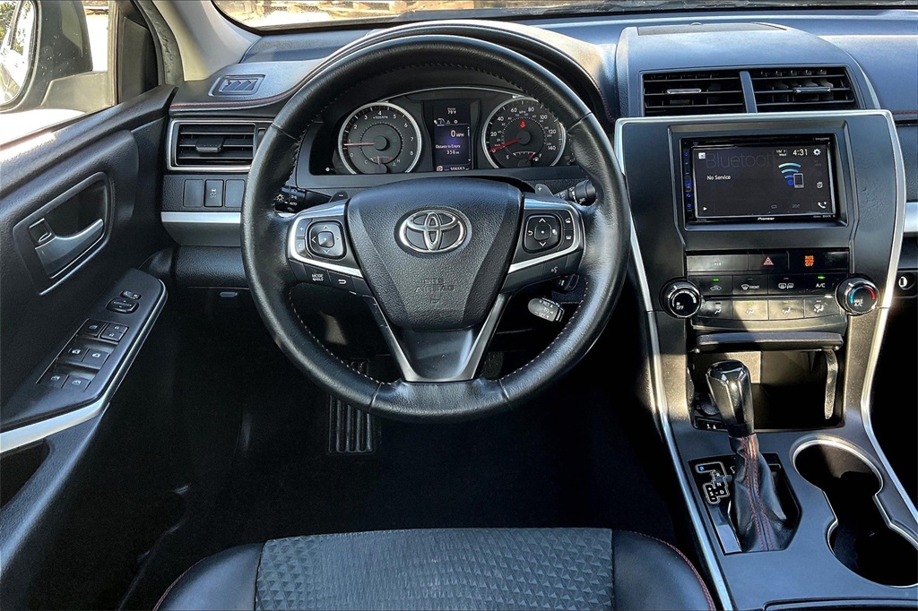 2015 Toyota Camry XLE photo 4