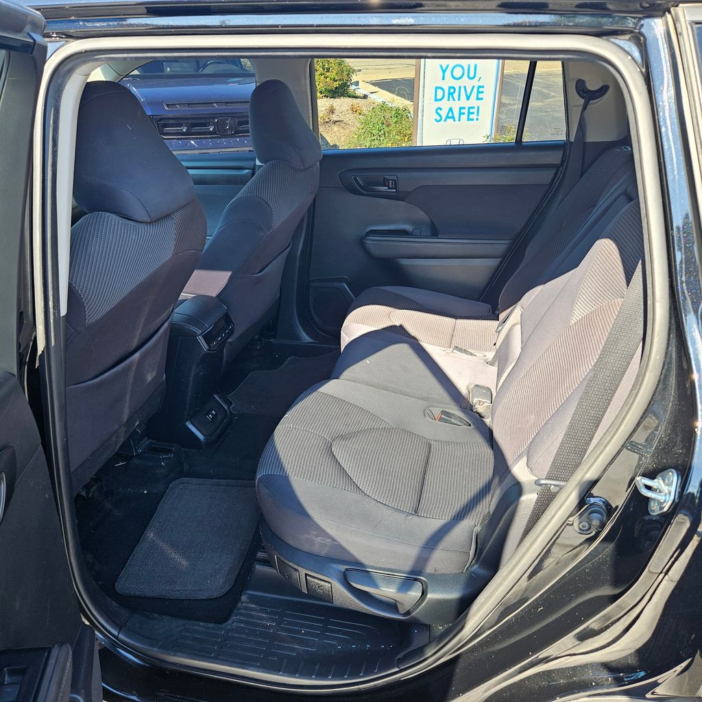 2020 Toyota Highlander LE photo 11
