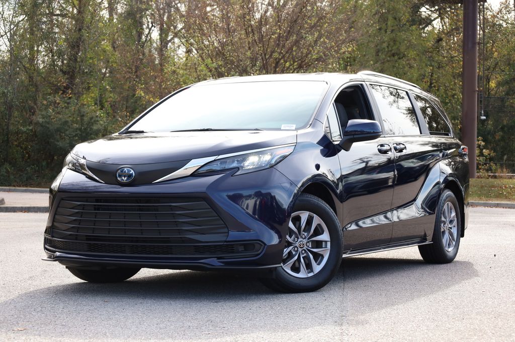 2025 Toyota Sienna LE's photo