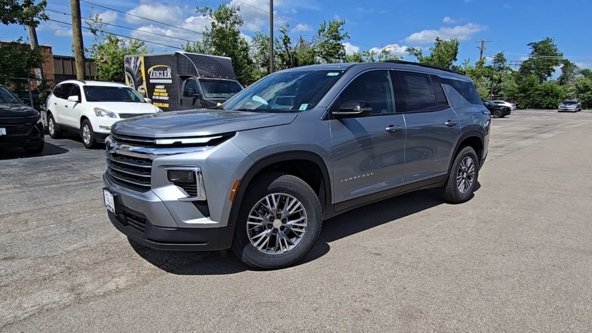2025 Chevrolet Traverse photo 4