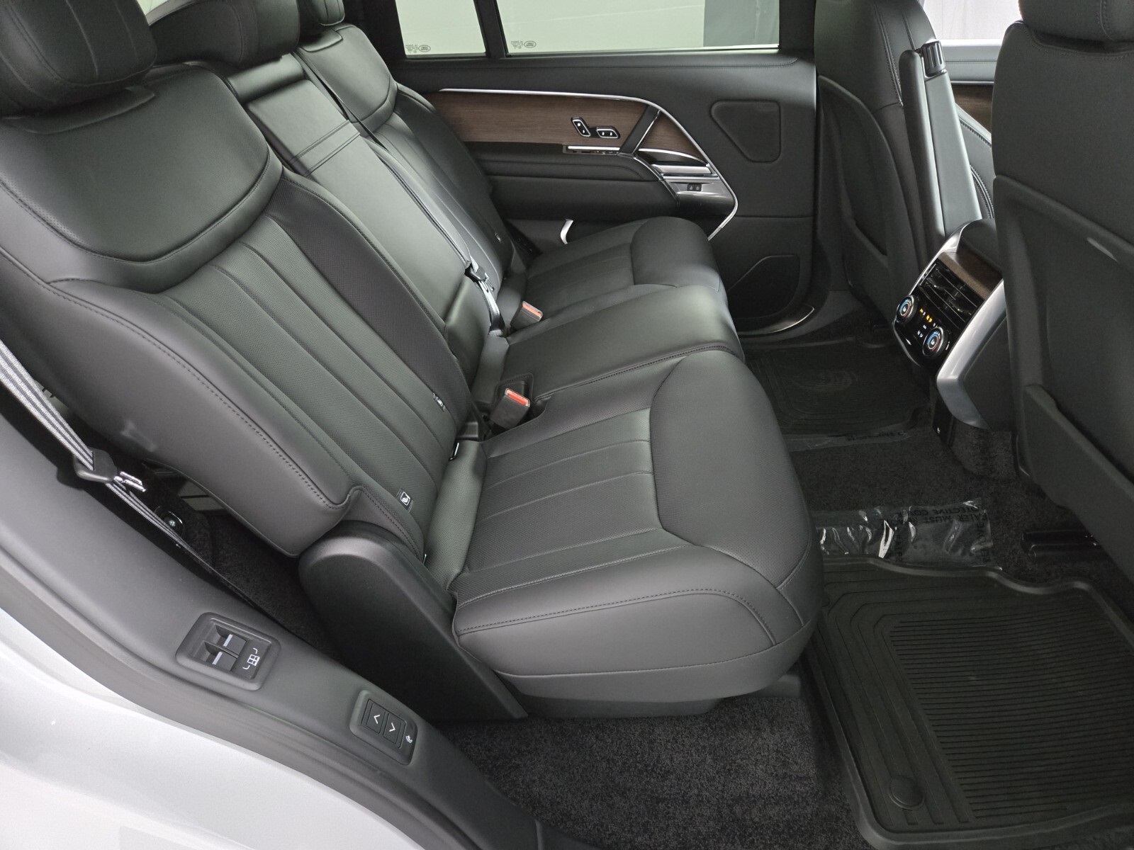 2025 Land Rover Range Rover SE photo 17