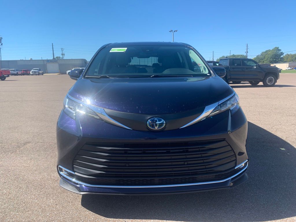 2023 Toyota Sienna XLE photo 2