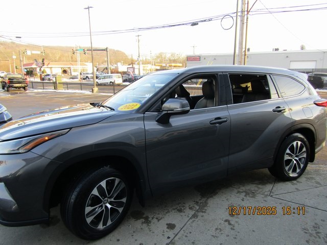 Image of Pre-Owned 2022 Toyota Highlander XLE 4D Sport Utility AWD