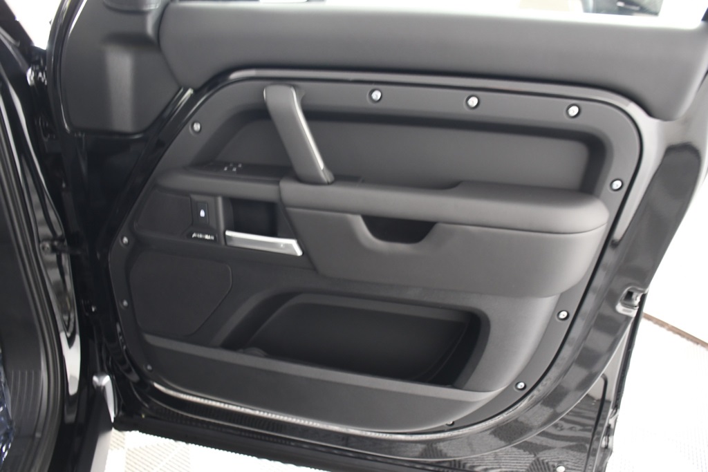 2025 Land Rover Defender 110 S photo 17