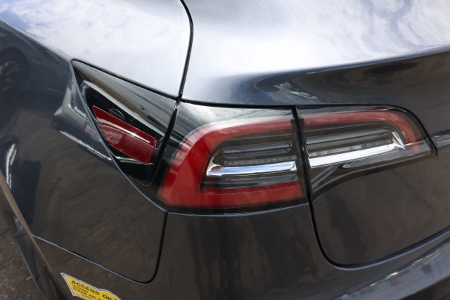 2022 Tesla Model 3 Long Range photo 4