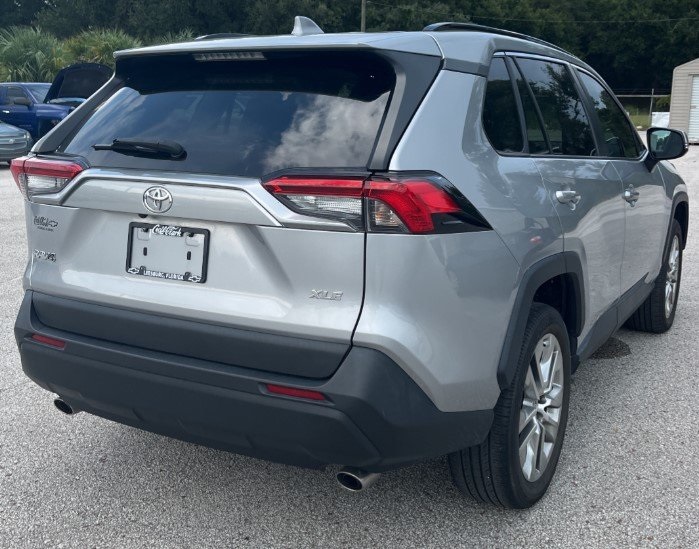 2021 Toyota RAV4 XLE Premium photo 5