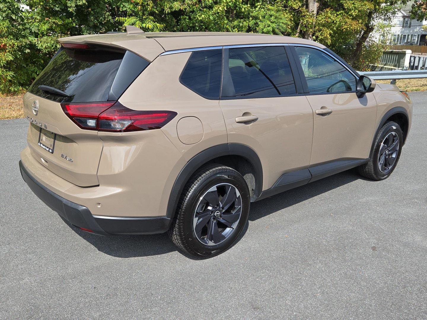 2024 Nissan Rogue SV photo 4