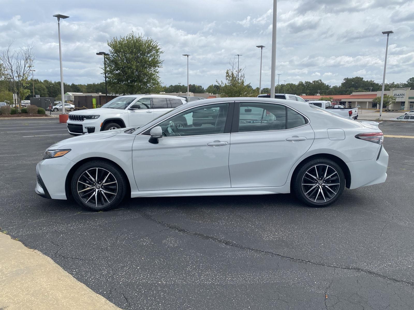 2023 Toyota Camry SE photo 4