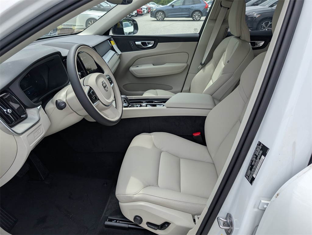 2025 Volvo XC60 Hybrid T8 Plus photo 9