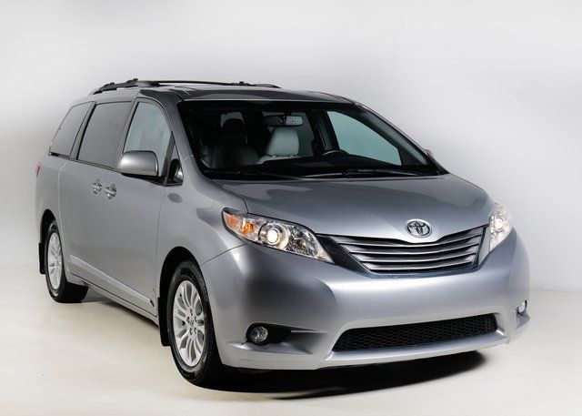 2016 Toyota Sienna XLE Premium's photo