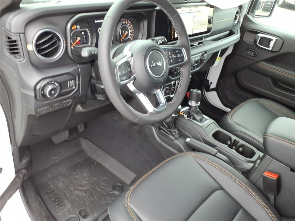 2025 Jeep Wrangler Sahara photo 4