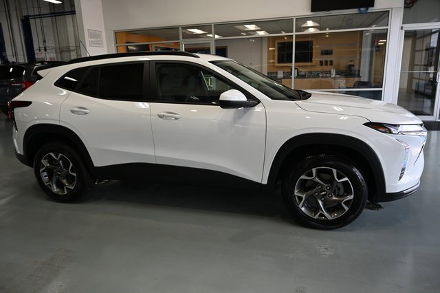 2025 Chevrolet Trax LT photo 3
