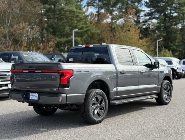 2025 Ford F-150 Lightning Lariat photo 2