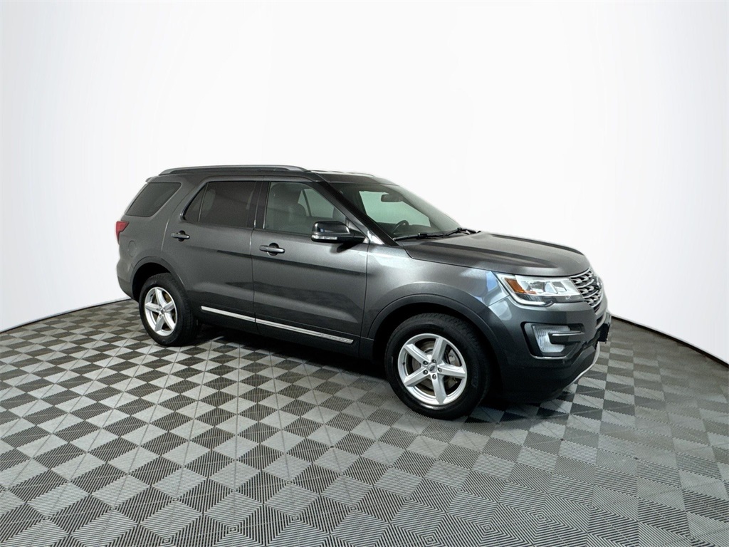 2017 Ford Explorer XLT photo 4