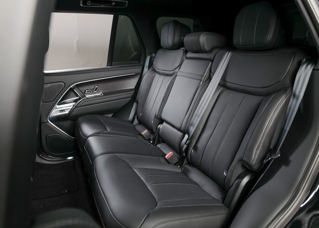 2025 Land Rover Range Rover SE photo 4