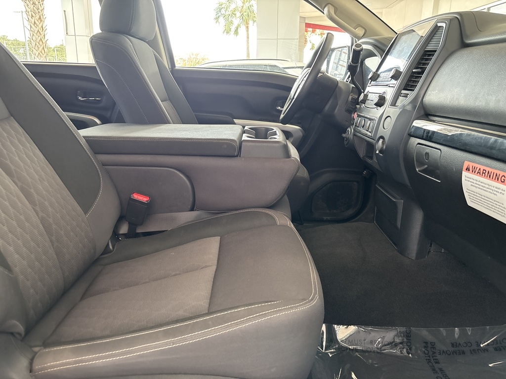 2022 Nissan Titan SV photo 14