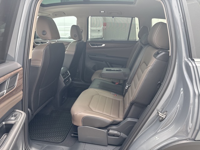 2025 Volkswagen Atlas SEL photo 8