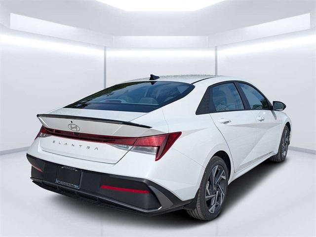 2025 Hyundai Elantra SEL Sport photo 3