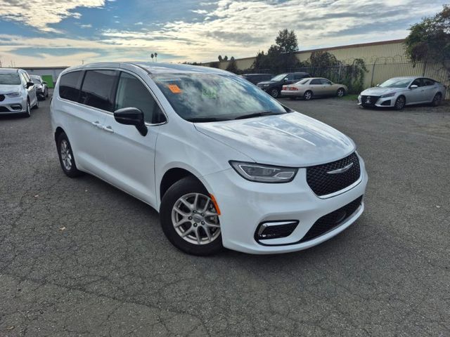 2024 Chrysler Pacifica Touring L's photo