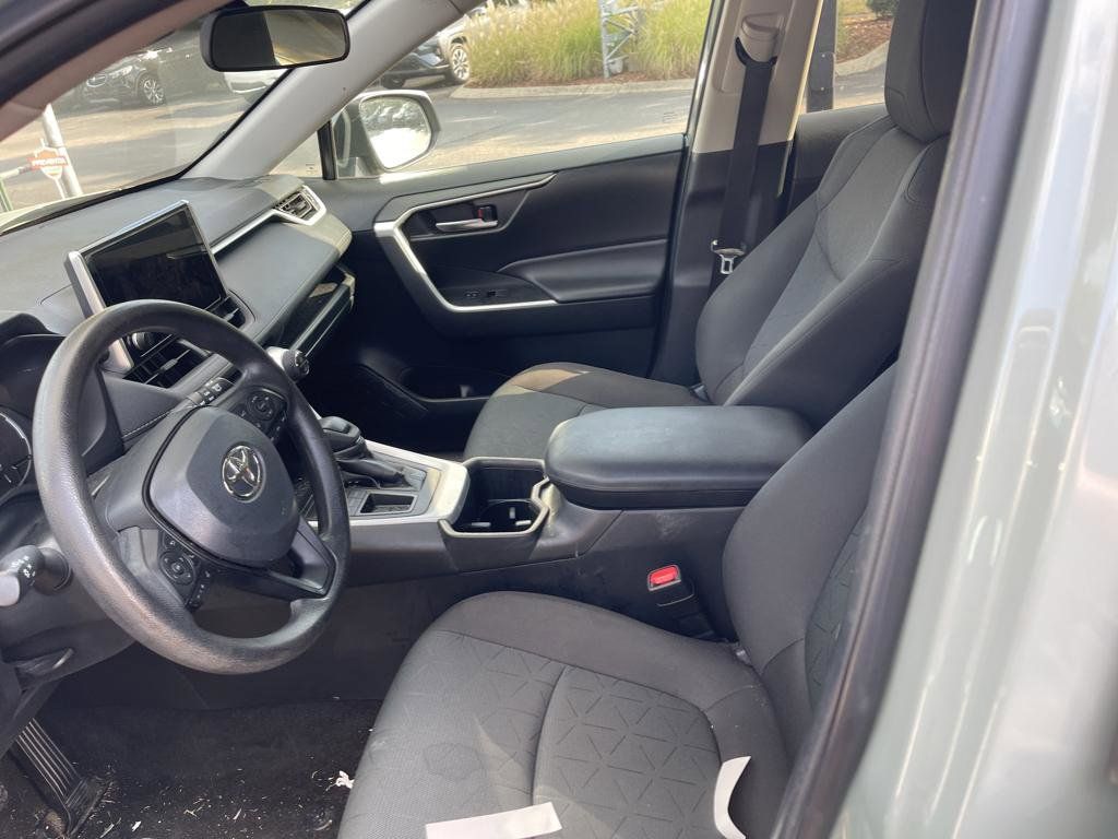 2023 Toyota RAV4 XLE photo 3