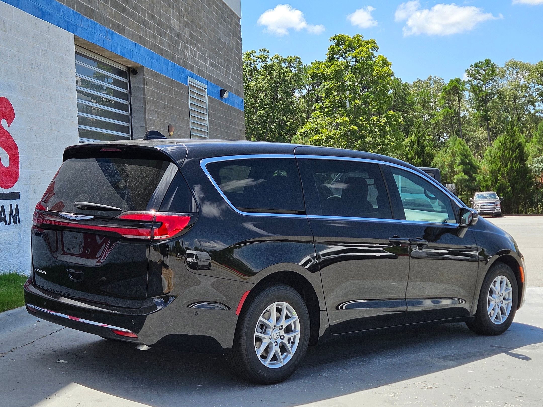 2025 Chrysler Pacifica photo 7