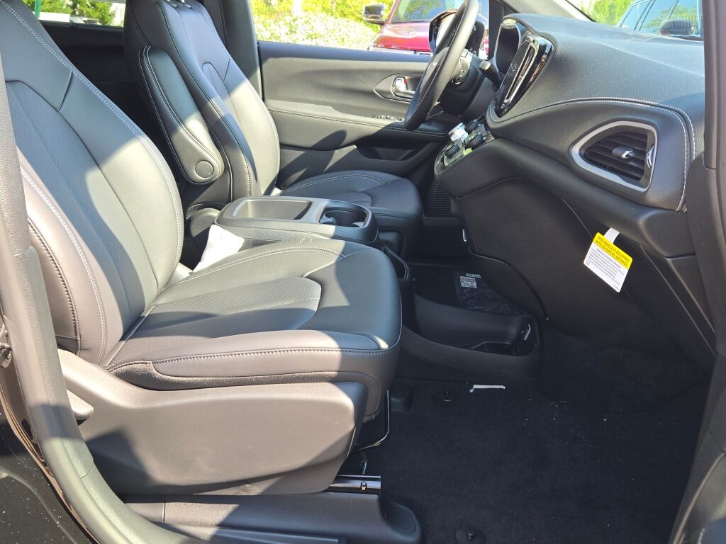 2026 Chrysler Pacifica photo 6