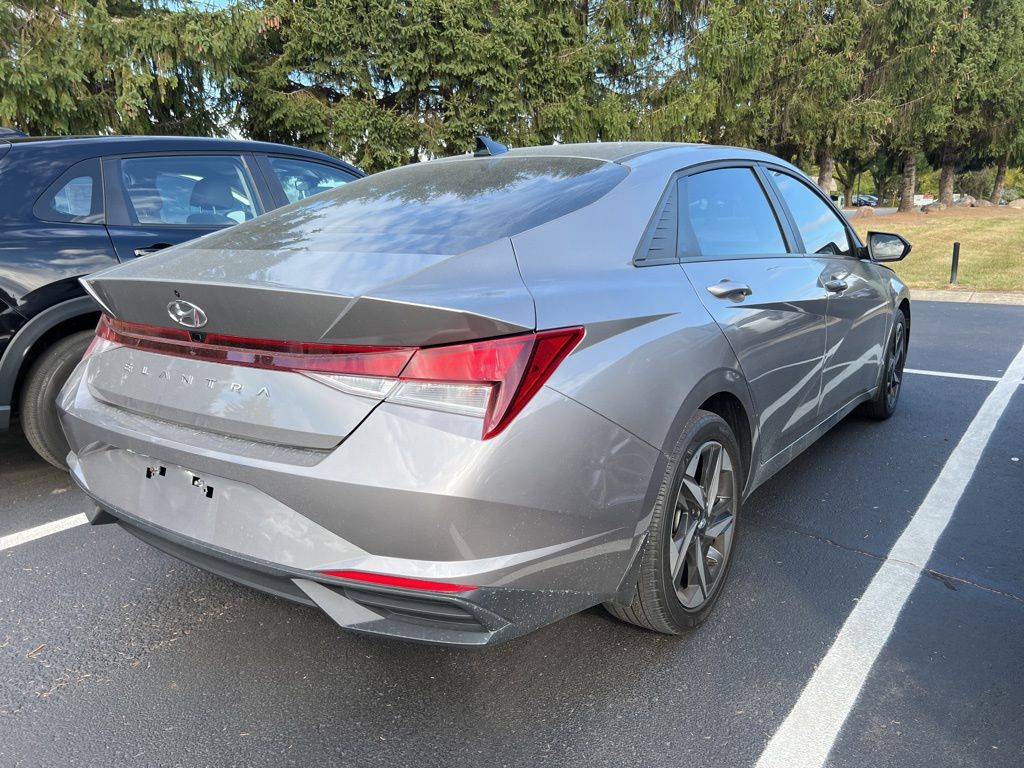 2023 Hyundai Elantra SEL photo 3
