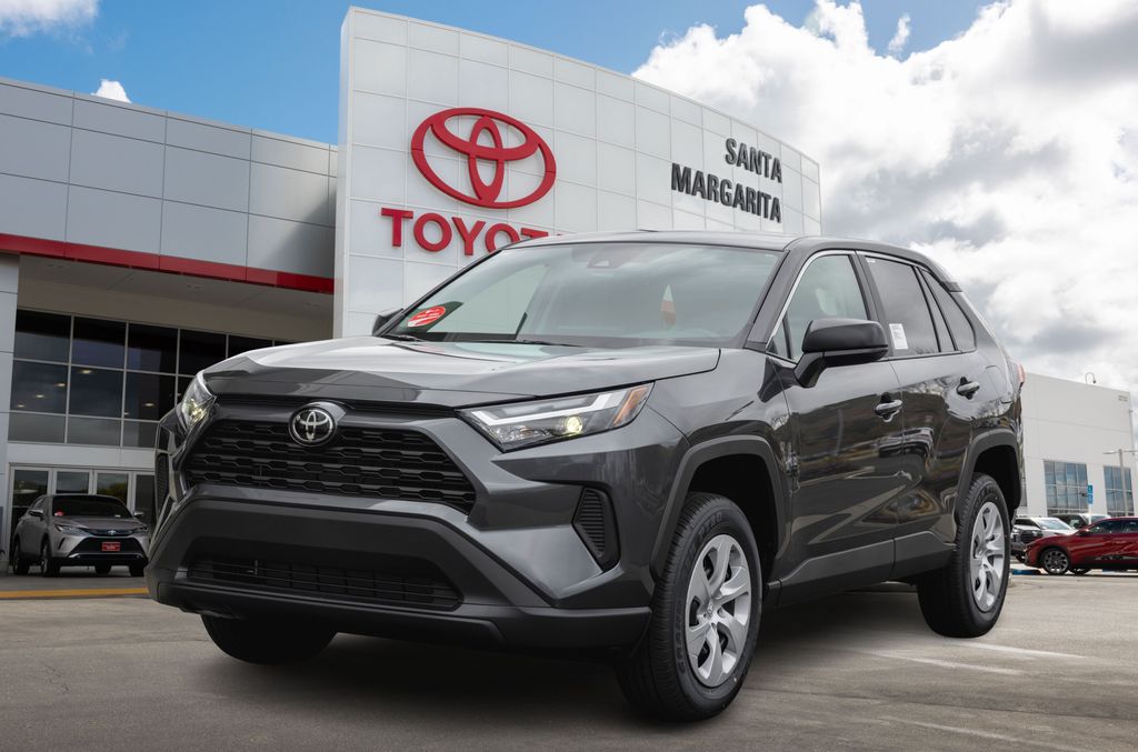 2025 Toyota RAV4 LE's photo