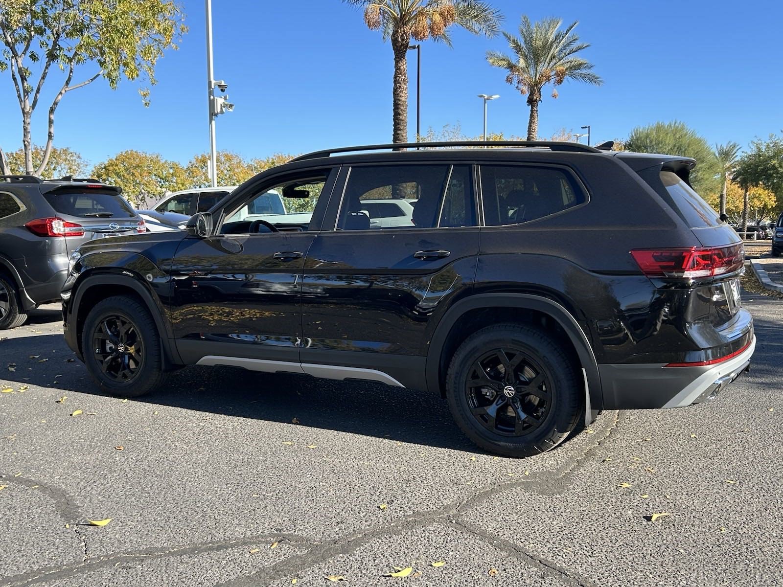 2025 Volkswagen Atlas Peak Edition SE photo 2