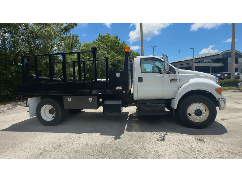 2011 Ford F-750 SuperCab photo 2