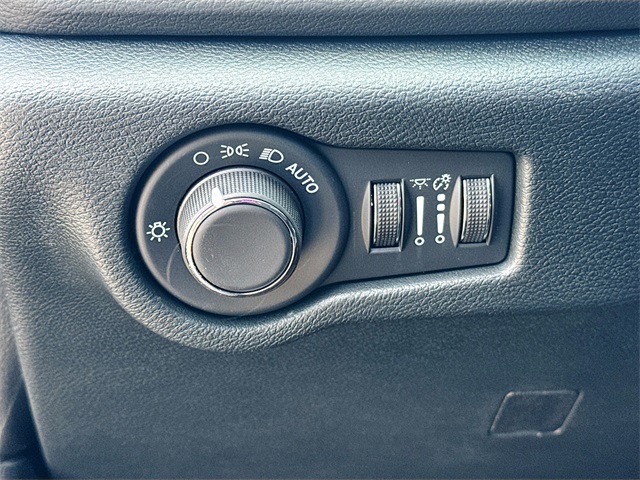 2025 Chrysler Voyager LX photo 9