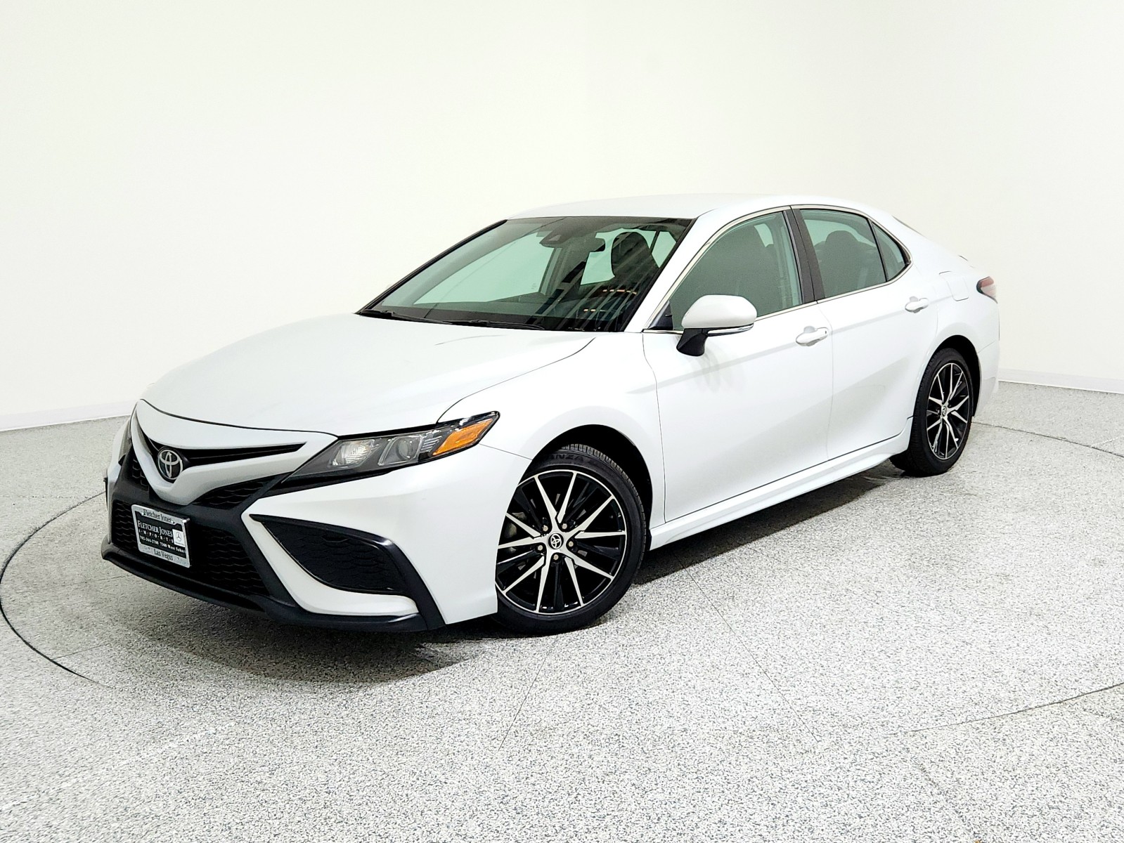 2024 Toyota Camry SE's photo