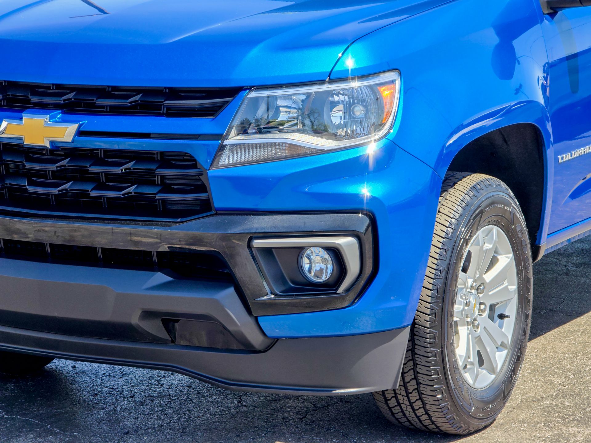 2022 Chevrolet Colorado LT photo 2
