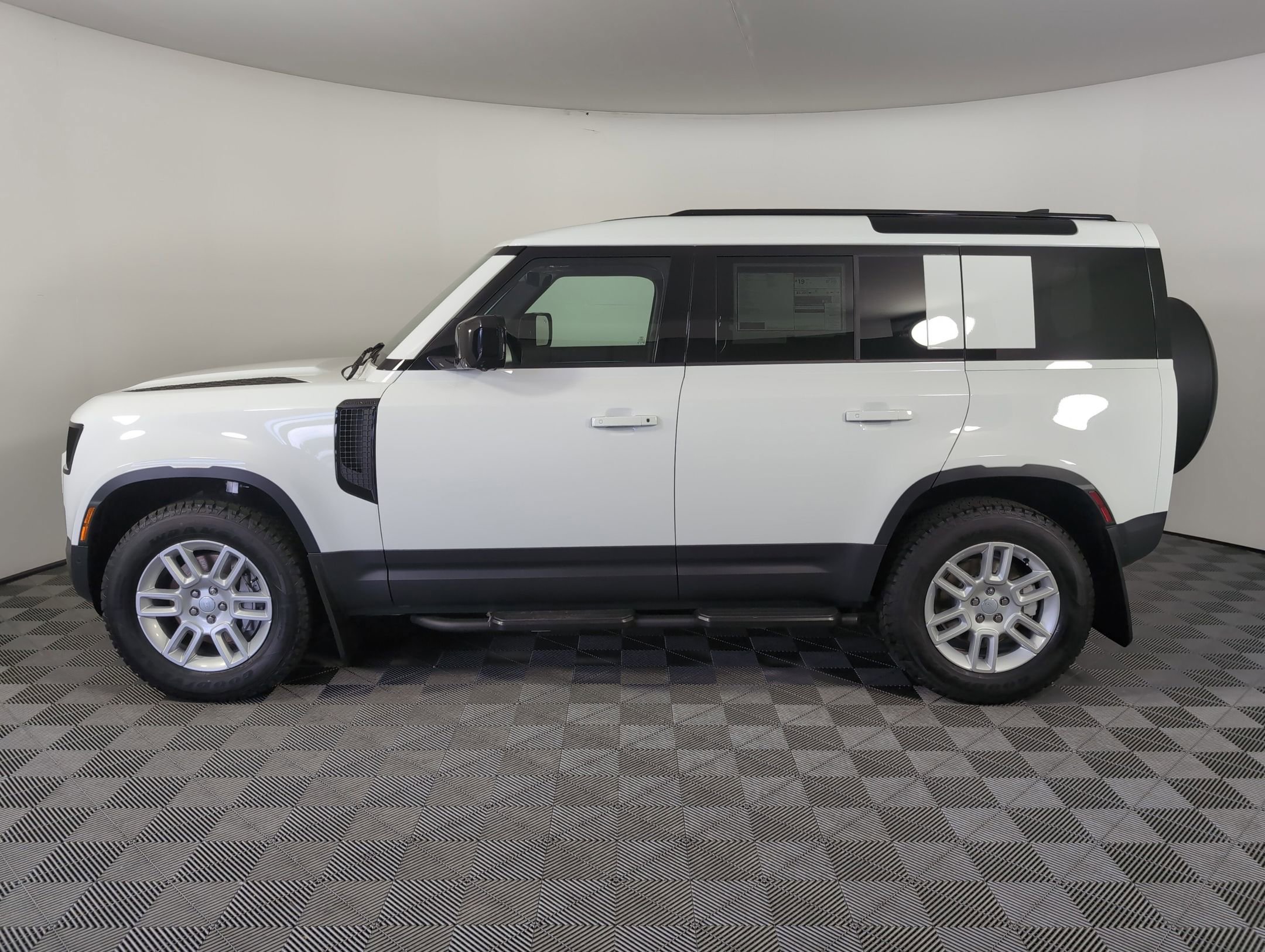 2025 Land Rover Defender S photo 2
