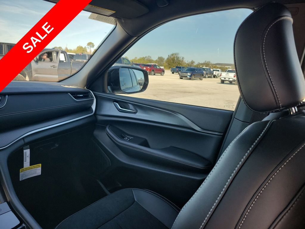 2025 Jeep Grand Cherokee Laredo Altitude photo 11