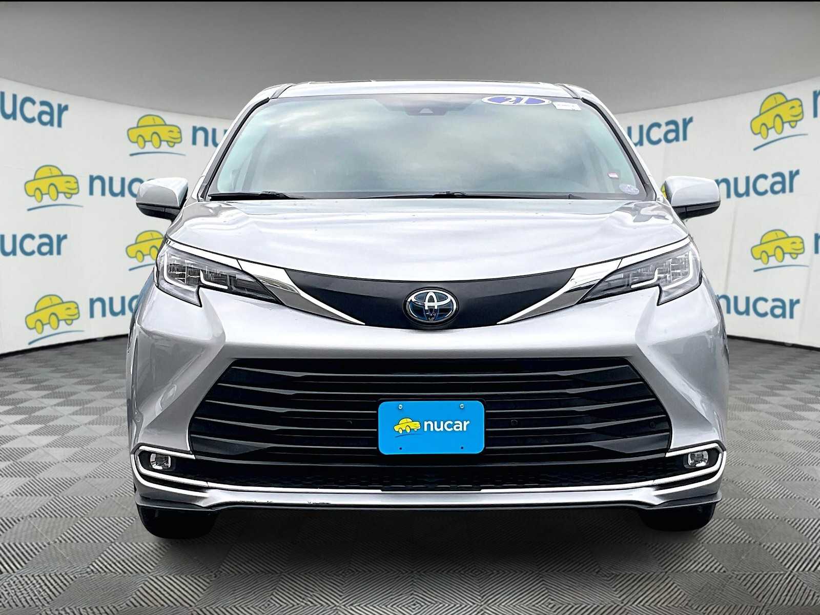 2021 Toyota Sienna XLE photo 2