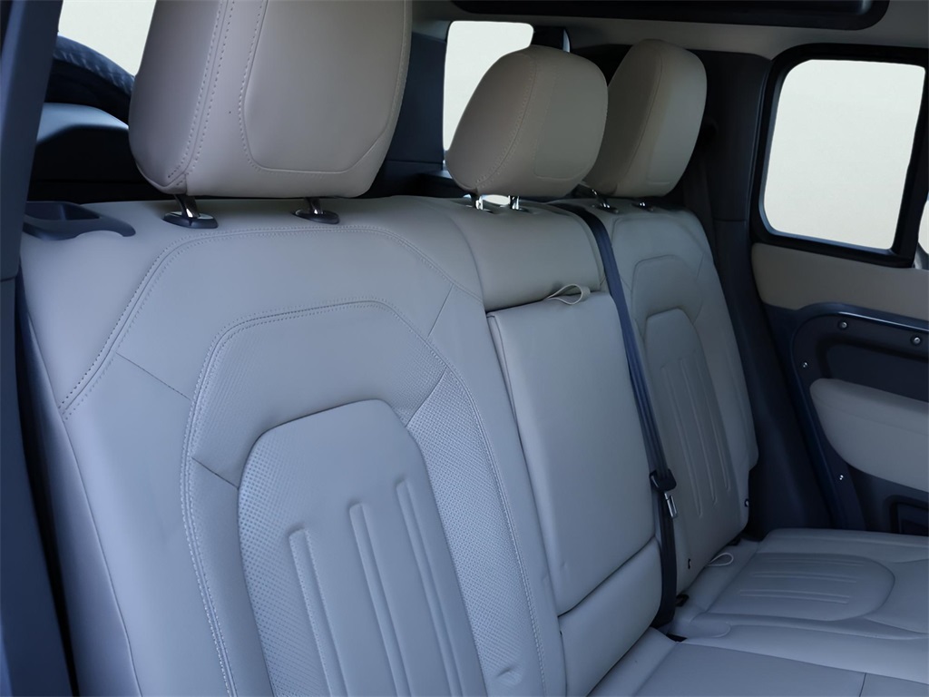 2022 Land Rover Defender 110 SE photo 8
