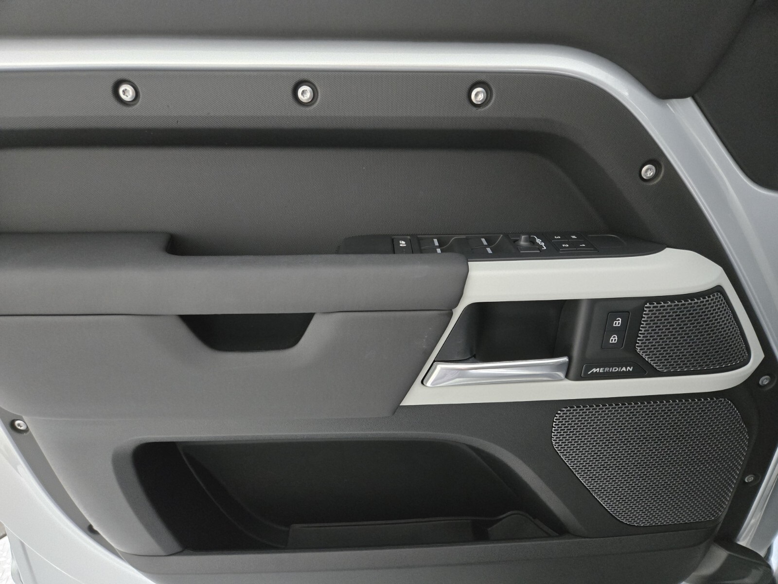 2024 Land Rover Defender 110 S photo 18