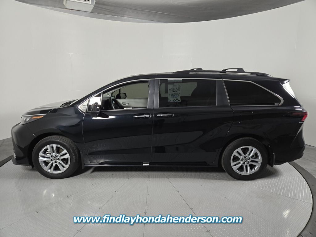 2024 Toyota Sienna XLE photo 3